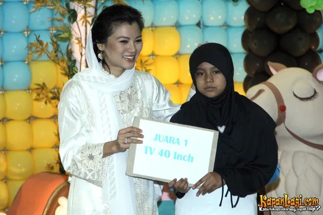 ADINDA BAKRIE ONG SANTUNI ANAK YATIM PIATU - KapanLagi.com