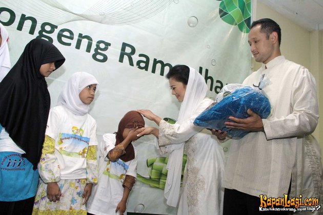 ADINDA BAKRIE ONG SANTUNI ANAK YATIM PIATU - KapanLagi.com