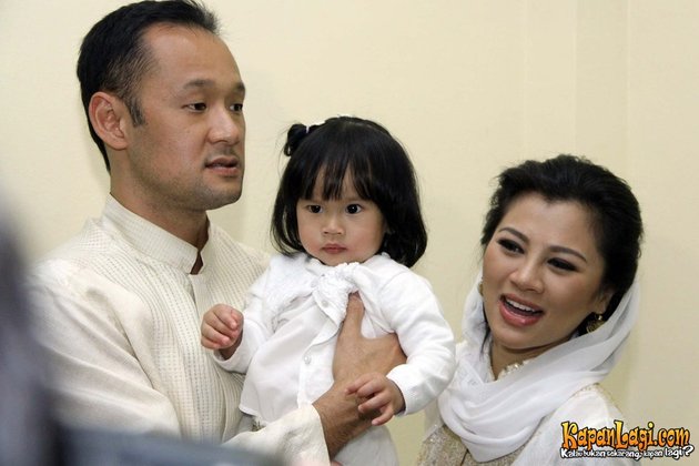 ADINDA BAKRIE ONG SANTUNI ANAK YATIM PIATU - KapanLagi.com
