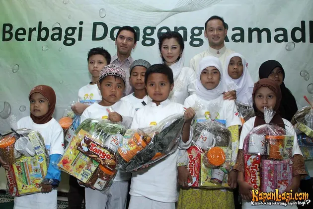 ADINDA BAKRIE ONG SANTUNI ANAK YATIM PIATU - KapanLagi.com