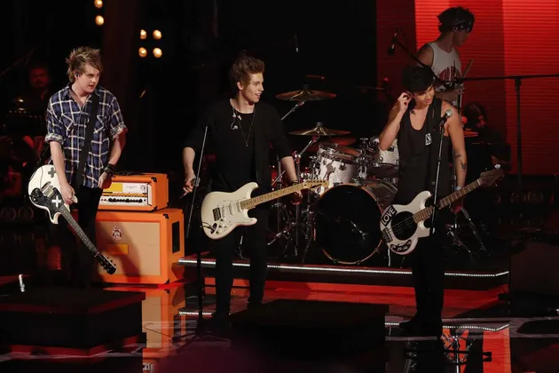 Meriahkan final The Voice, 5 Seconds of Summer bawakan single Don't Stop.