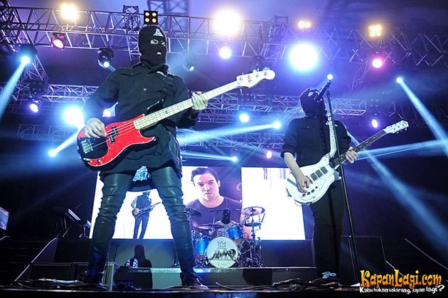 Pukul 20.15 kemarin (19/10) malam Fall Out Boy naik panggung dengan menggunakan topeng hitam.