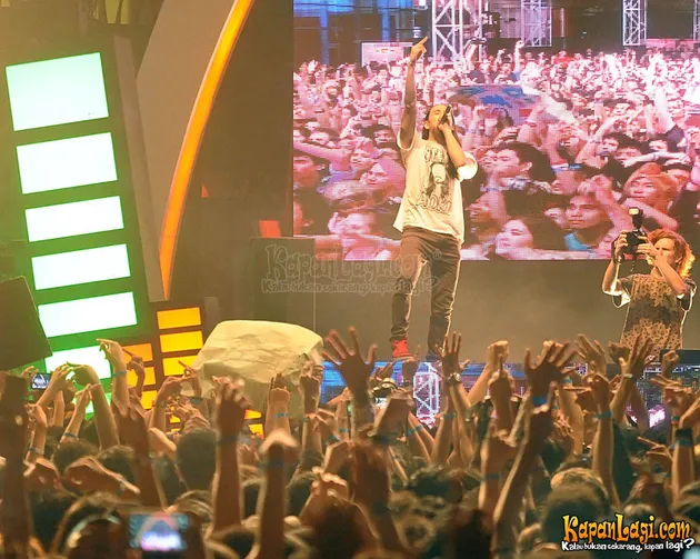 Aksi DJ Steve Aoki membuka acara konser.