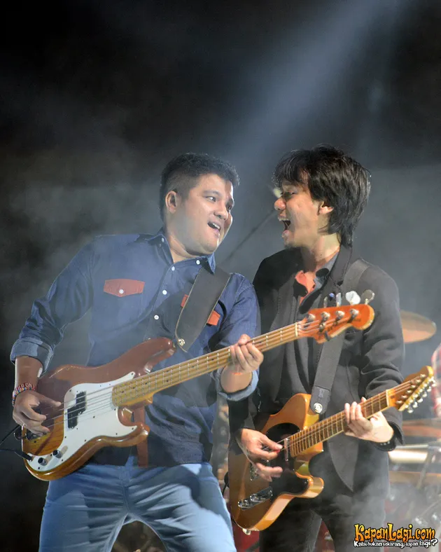 Sheila On 7 is back. Mereka tampil dalam konser bersama dengan Rif di Istora Senayan Jakarta.