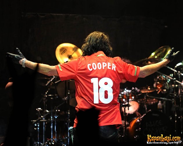 Alice Cooper Pakai Kostum Timnas Indonesia