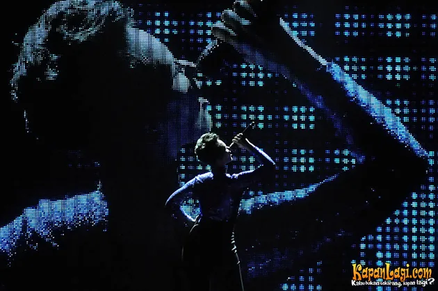 Alicia Keys muncul di atas panggung dengan siluet dalam rangkaian Alicia Keys Set The World On Fire Tour di Jakarta.