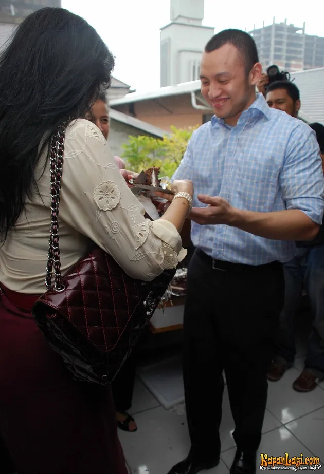 Ananda Mikola, Tetty Liz Indriaty