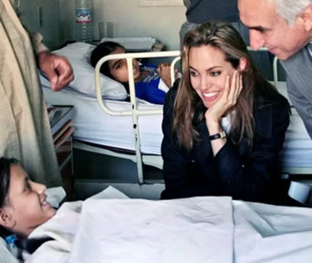 angelina jolie hamil