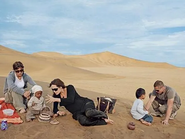 Berpose bersama keluarga.