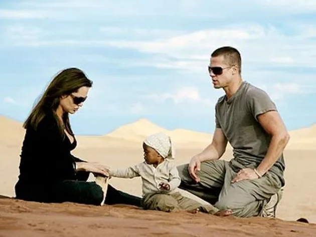 Berpose bersama keluarga.