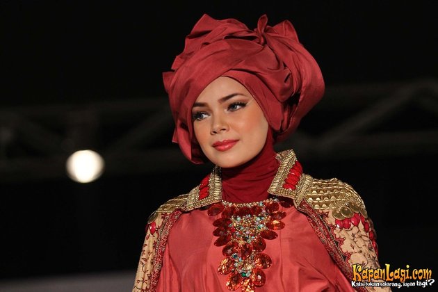 ANGGUNNYA DEWI SANDRA DALAM GAUN RANCANGAN DIAN PELANGI 