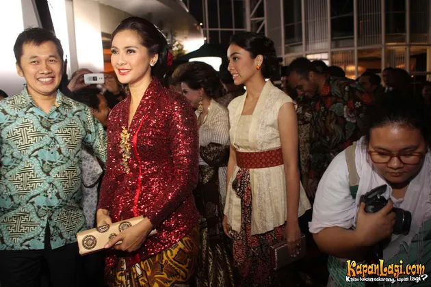 ARIO BAYU - MAUDY KOESNAEDI DATANG PREMIERE DENGAN MOBIL 