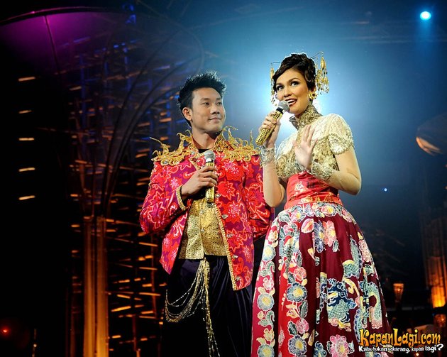 Luna Maya dan Denny Sumargo didapuk menjadi host acara ini.