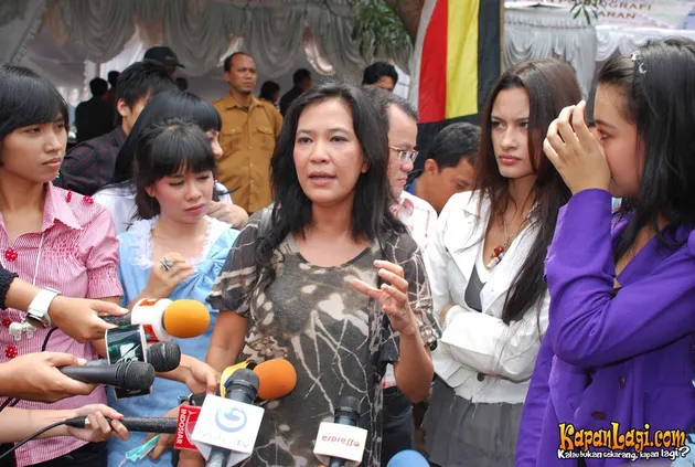 Anwar Fuadi, Yenny Rachman, Oppie Andaresta, The Sister