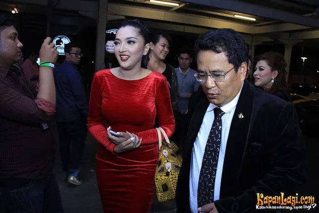 ASHANTY DAN HOTMAN PARIS NIKMATI DUDUK DI LAMBORGHINI 7 