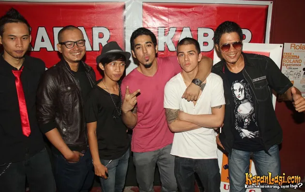 Ayu Azhari dan Axel Djody Band
