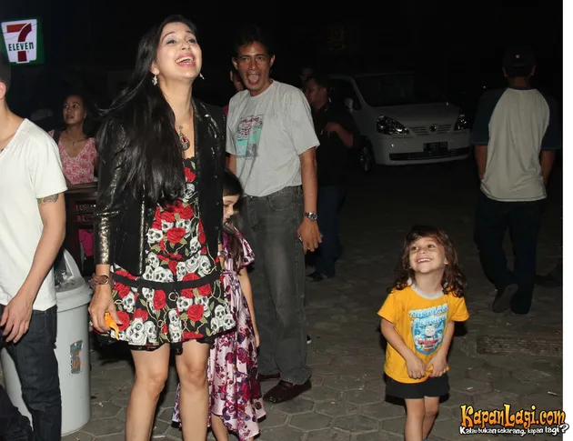 Ayu Azhari dan Axel Djody Band