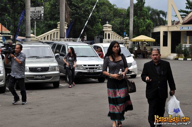 AYU AZHARI DI KEPOLISIAN RESOR METRO JAKARTA SELATAN 