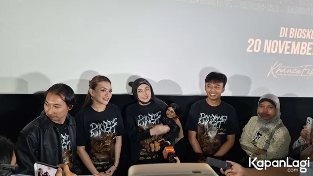 Nathalie Holscher Bareng Cast DANYANG WINGIT