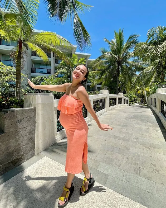 Dea Ananda Hamil Melahirkan