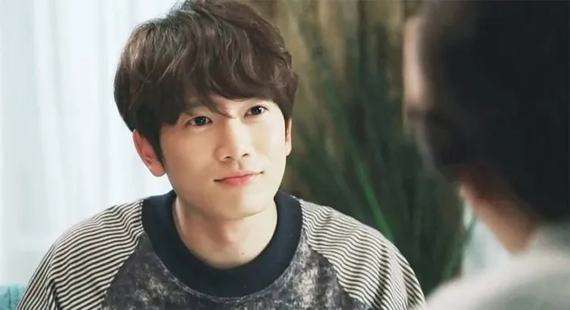 Aktor Kill Me Heal Me ini masih imut di usia 40 tahun. Ji Sung juga sudah punya satu anak hasil pernikahannya dengan aktris Lee Bo Young.