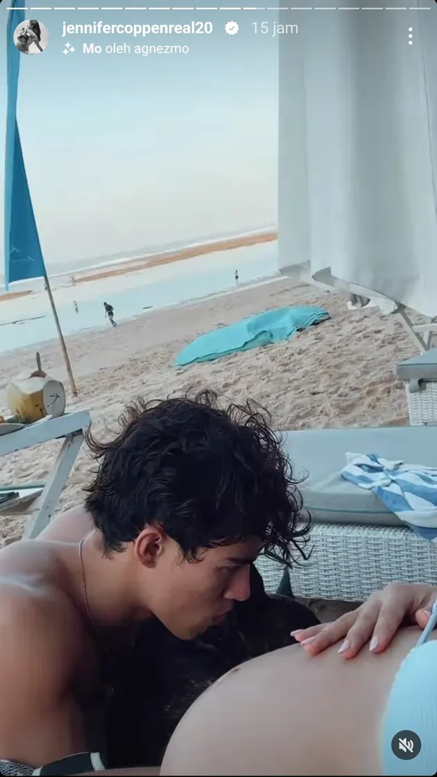 Jennifer Coppen Pakai Bikini Pamer Baby Bump