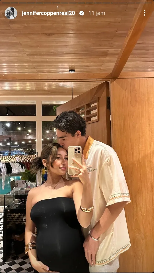 Jennifer Coppen Pakai Bikini Pamer Baby Bump