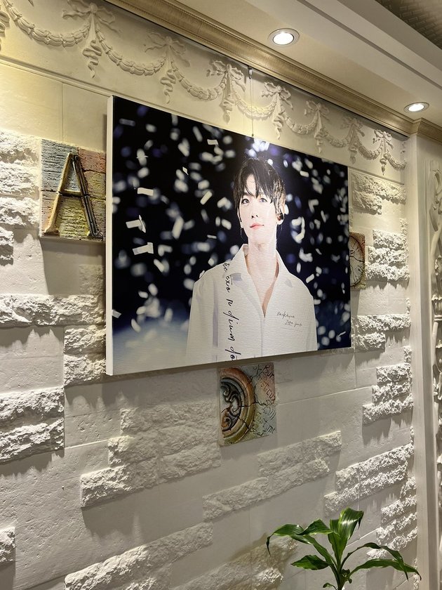 Baekhyun memposting potret dirinya yang tergantung di sebuah dinding.
