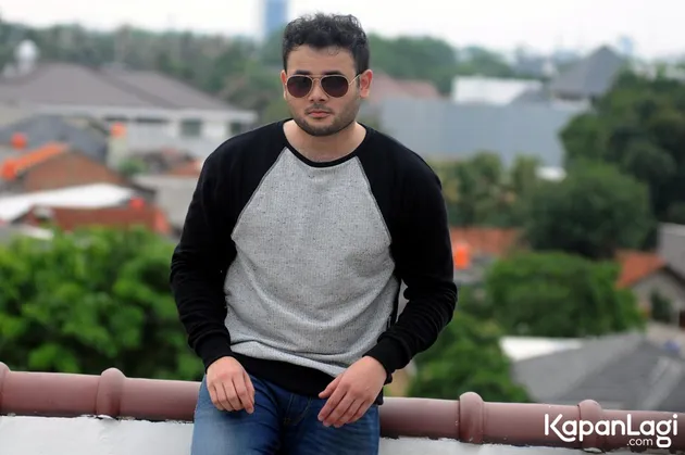 Ridho Rhoma membuat sebuah gebrakan besar di tahun 2015 dengan menggandeng seorang penyanyi wanita asal Malaysia.