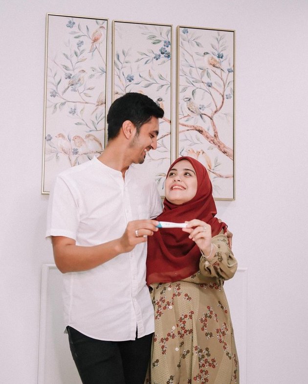 Diketahui lewat unggahan di instagramnya pada hari Minggu (13/11) kemarin, Vebby membagikan foto berdua bersama sang suami Razi Bawazier yang terlihat bahagia banget.