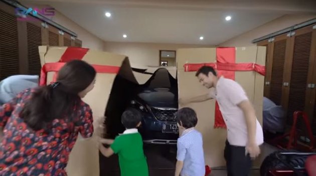 Happy and Delighted, Here are 8 Moments Rafathar Receives Luxury Car Gifts to Hug Raffi Ahmad