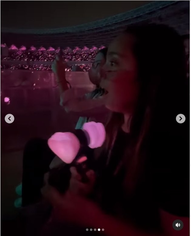 Like Siblings, Here's the Latest Portrait of Nia Ramadhani and Mikhayla Watching BLACKPINK Concert - Compact and Adorable
