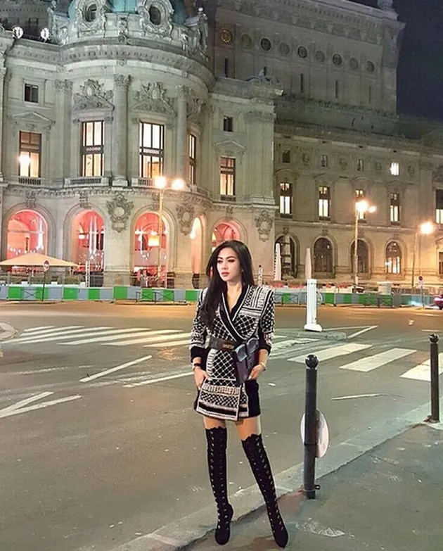 Syahrini Pakai Outfit Mirip Kendall Jenner