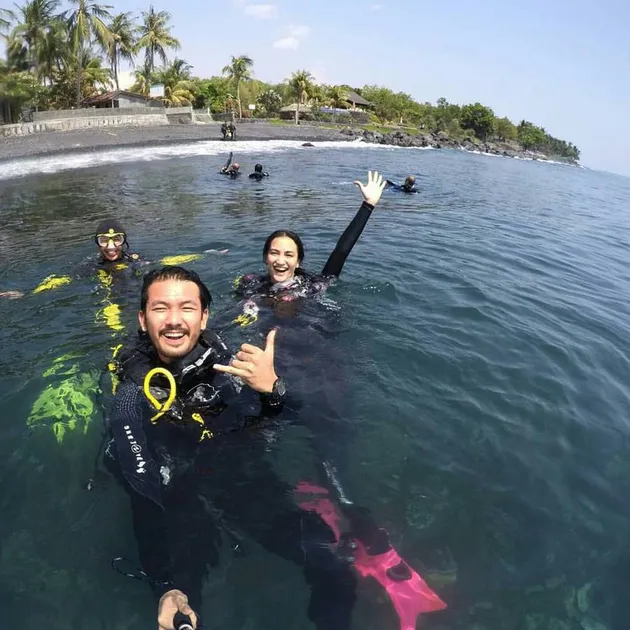 Bak Honeymoon, Inilah Potret Liburan Rio Dewanto-Atiqah Hasiholan