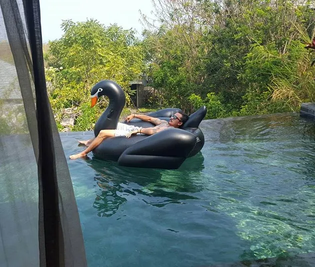 Bak Honeymoon, Inilah Potret Liburan Rio Dewanto-Atiqah Hasiholan