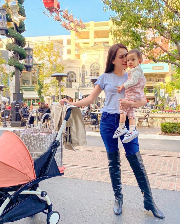 Like Hot Mom From Hollywood, Peek 8 Photos of Shandy Aulia Showing Flat Stomach While Strolling in America - Netizens: Her Body is Stunning