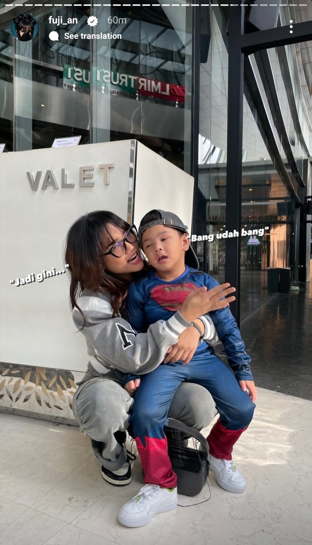 Like a Young and Fashionable Mom, 8 Photos of Fuji and Gala Sky's Outing