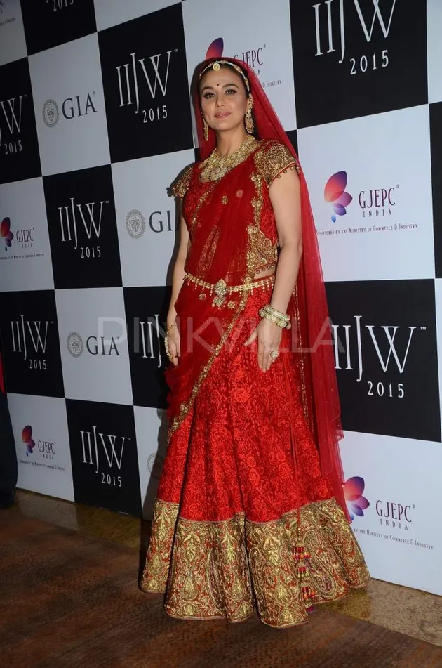 BAK RATU JODHA, PREITY ZINTA & JUHI CHAWLA TAMPILKAN 