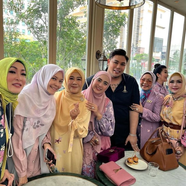 Like a Beautiful Reunion, Here are 8 Photos of Artists Attending Caren Delano's Event - From Ivan Gunawan to Zaskia Gotik who Go Home and Immediately Take Off Their Shoes