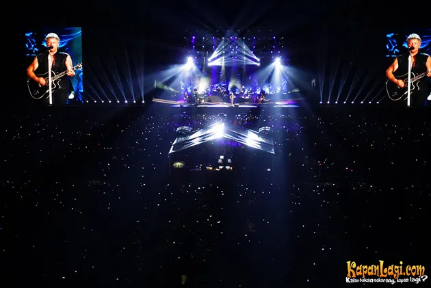 Puluhan ribu cahaya dari penonton konser Bon Jovi membuat suasana GBK menjadi bak taman bintang!