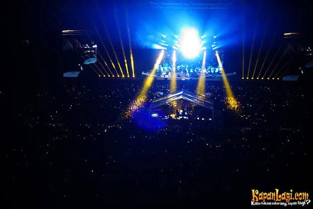 Sebelum Bon Jovi muncul ke atas panggung, konser bertajuk Bon Jovi Live Concert in Jakarta itu dibuka oleh bintang YouTube, Sam Tsui dan penyanyi solo asal Medan, Judika.