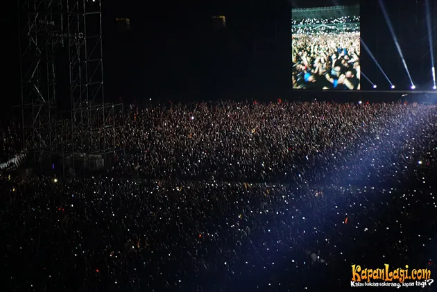 Seusai membawakan lagu Sleep When I'm Dead, sang vokalis mengucapkan banyak terima kasih, seakan-akan konser itu sudah selesai.
