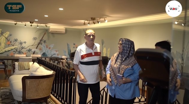 Going to Separate, Here are 9 Warm Photos of Shireen and Zaskia Sungkar Surprising Their Stepfather Who Will Return to the Netherlands