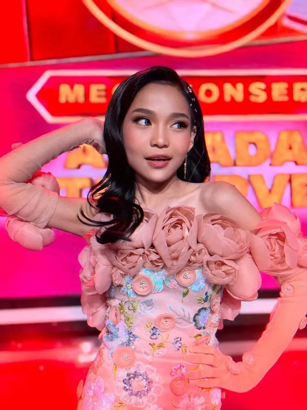 Syaqirah DA7 tampil imut.