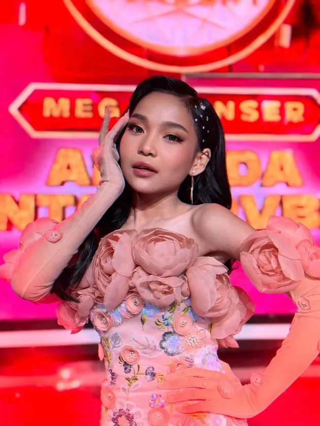 Syaqirah DA7 tampil jadi host DA8.
