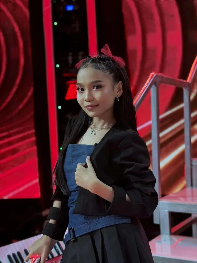 Syaqirah DA7 sepanggung dengan host senior.