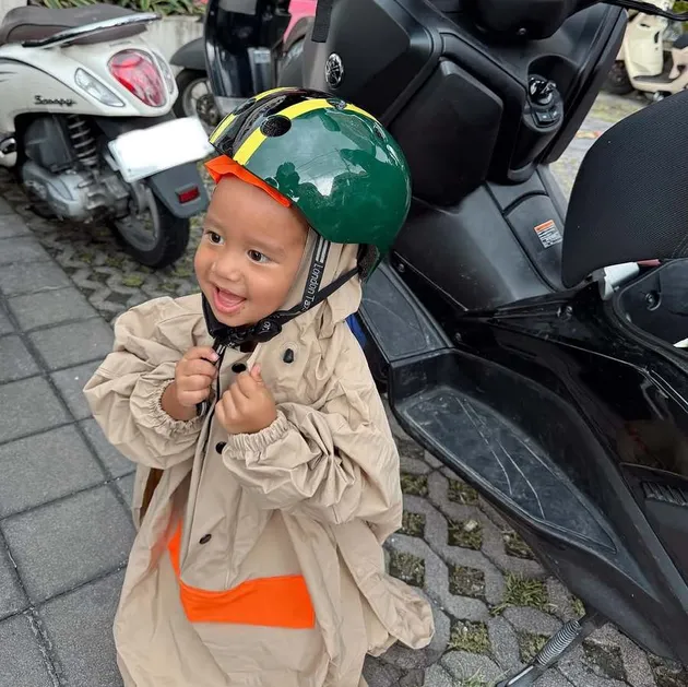 Jennifer Bachdim Pakai Jas Hujan