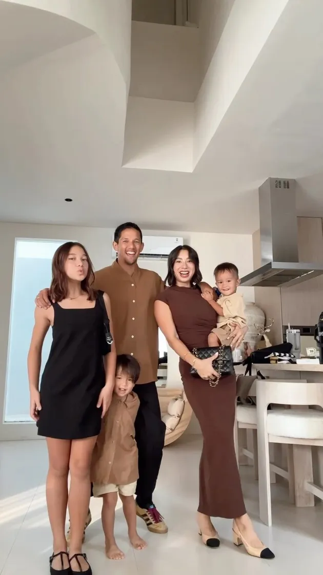 Jennifer Bachdim Pakai Jas Hujan