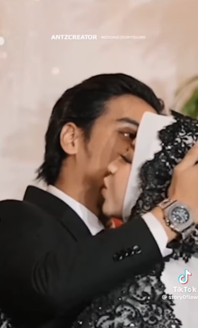 Tears Flood, 8 Touching Photos of Abidzar Al Ghifari at Adiba Khanza's Wedding - Claims to be Very Fond of His Sister