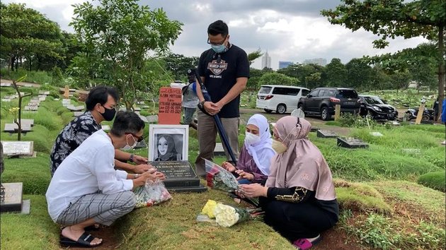 Siang tadi, (8/3), Melly Goeslaw, Deswita Maharani, Ferry Maryadi dan Hedi Yunus menyempatkan berkunjung ke makam Rina Gunawan.